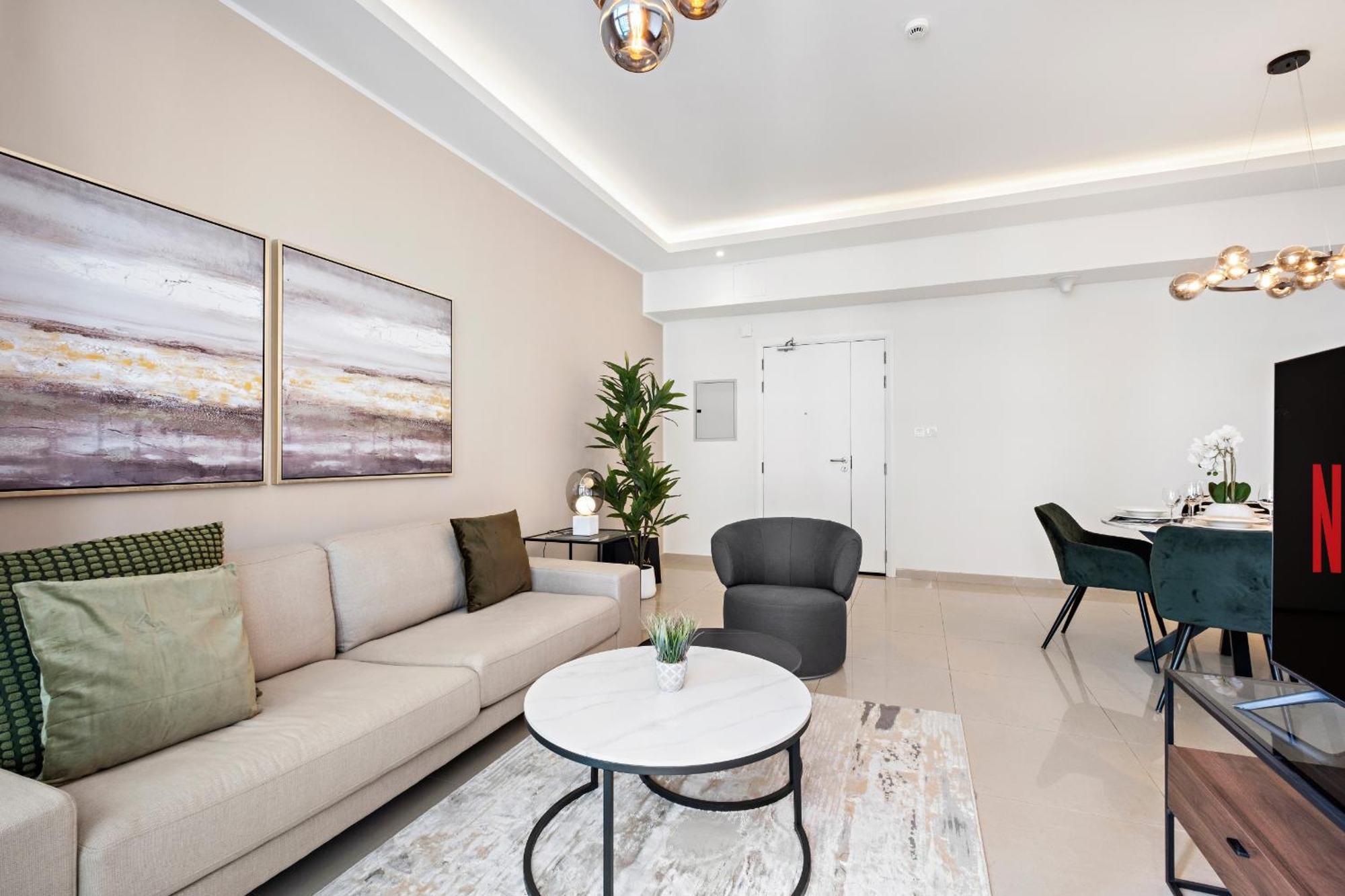 Vayk - Upgraded 1bd In Marina * Dubai
